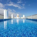 Centrico Y Elegante En *